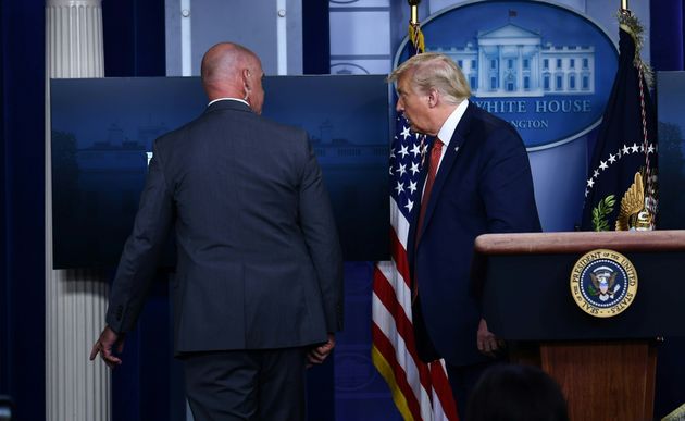 백악관에서 코로나19 브리핑을 하던 도널드 트럼프 대통령이 비밀경호국 요원의 안내를 받고 퇴장하고 있다. 2020년 8월10일.