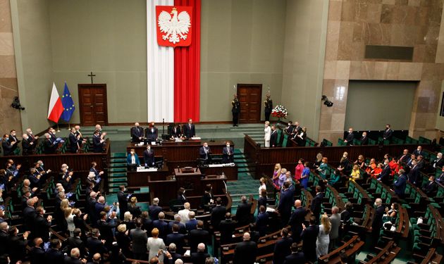 폴란드 국회의원들이 LGBT 커뮤니티에 대한 지지를 보여주기 위해 안제이 두다 폴란드 대통령의 연임 선서식에 무지갯빛 복장으로 등장했다.