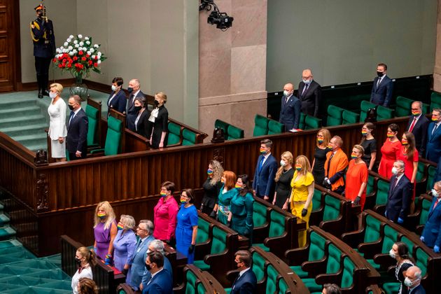 폴란드 국회의원들이 LGBT 커뮤니티에 대한 지지를 보여주기 위해 안제이 두다 폴란드 대통령의 연임 선서식에 무지갯빛 복장으로 등장했다.