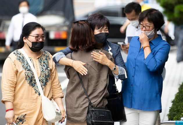 전남 목포 부동산 투기 혐의로 재판에 넘겨진 손혜원 전 국회의원(65)이 12일 오후 서울 양천구 남부지법에서 열린 1심 선고공판에 출석하며 지지자와 포옹하고 있다. 