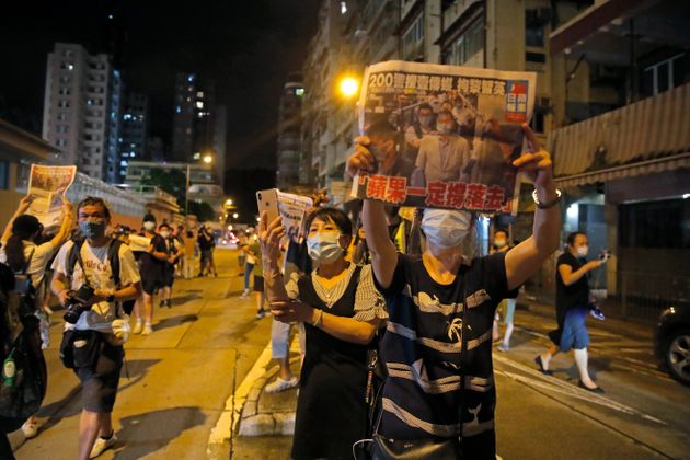홍콩 대표 반중매체 빈과일보 사주인 지미 라이 석방을 환영하는 시민들