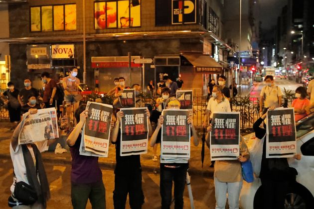 홍콩 대표 반중매체 빈과일보 사주인 지미 라이 석방을 환영하는 시민들