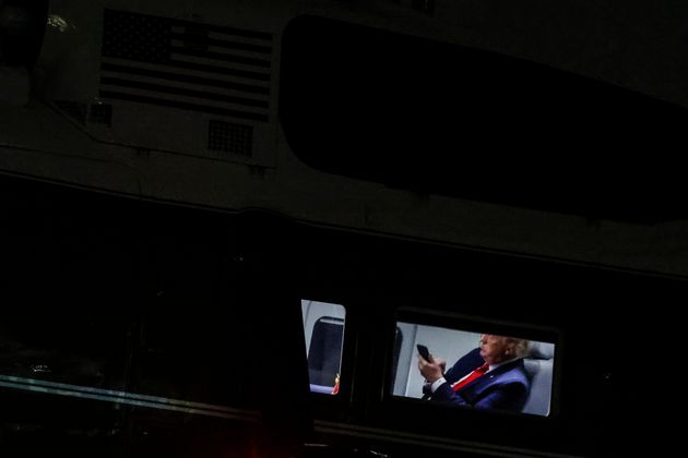 대통령 전용헬기 '마린원'이 백악관에 도착한 가운데 도널드 트럼프 대통령이 휴대폰을 들여다보고 있다. 2020년 8월9일.