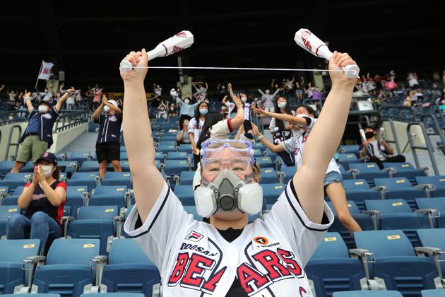 7월 27일 두산베어스 팬이 페이스 마스크를 한 뒤 야구를 관람하고 있다.  
