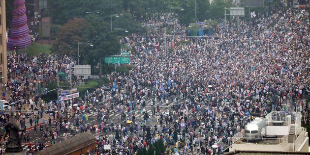 보수단체 회원들이 15일 서울 광화문 광장 일대에서 집회를 하고 있다.