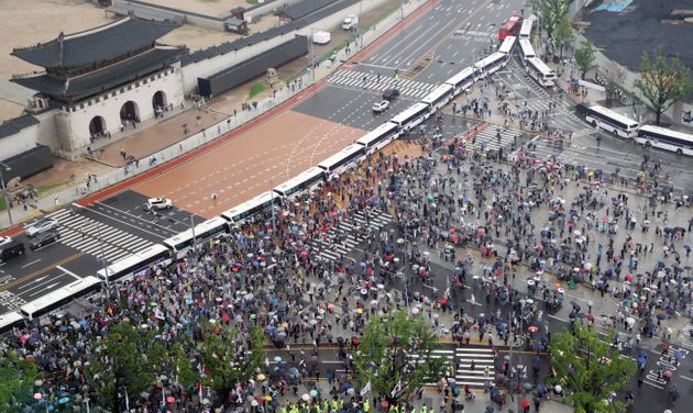 보수단체 회원들이 15일 서울 광화문 광장 일대에서 집회를 하고 있다.