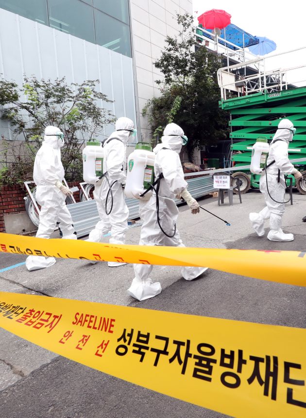 성북구 보건소 직원들이 14일 서울 성북구 장위동 사랑제일교회에서 신종 코로나바이러스 감염증(코로나19) 방역을 하고 있다.