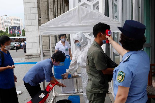 8월 13일 평양 기차역으로 들어가려는 시민들이 발열 검사를 받고 있다. 