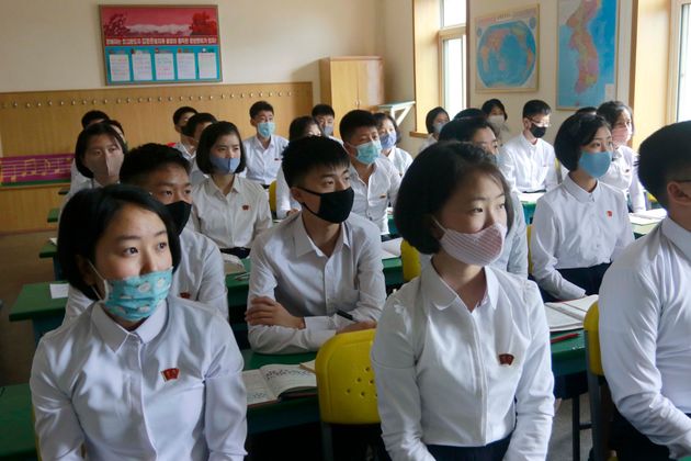 6월 3일 평양의 한 고등학교 교실. 모두 마스크를 쓰고 수업 중이다. 