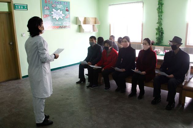 4월 1일 평양의 한 병원 간호사가 시민들에게 코로나19를 예방하는 방법 등에 대해 설명하고 있다. 