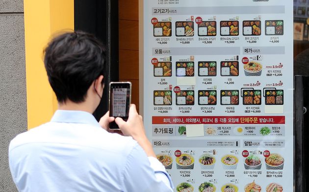 8월 31일 서울시내의 도시락 전문점 앞에서 한 직장인이 메뉴를 고르고 있다. 