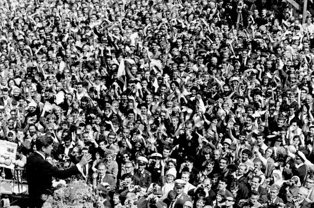존 F. 케네디 미국 대통령이 서베를린 쇠네베르크 라트하우스 앞 광장에 운집한 30만여명의 군중들에게 손을 흔들고 있다. 그가 이 자리에서 했던 '나는 베를린 시민입니다(Ich bin ein Berliner)' 연설은 공산주의 동독에 둘러싸여 불안해하던 서베를린 시민들의 마음을 울린 명연설로 역사에 기록되어 있다. 1963년 6월26일.