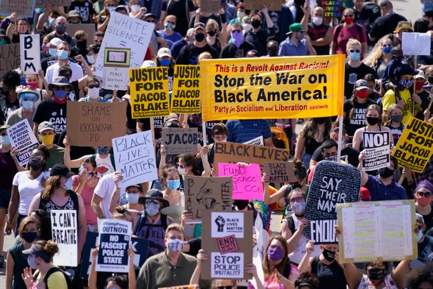 제이콥 블레이크 총격 사건에 항의하는 '블랙 라이브스 매터' 시위에서 참가자들이 행진을 하고 있다. 커노샤, 위스콘신주. 2020년 8월29일.