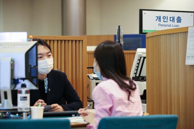 서울 시내의 한 은행에서 대출 상담이 진행되고 있다. 2020.6.16