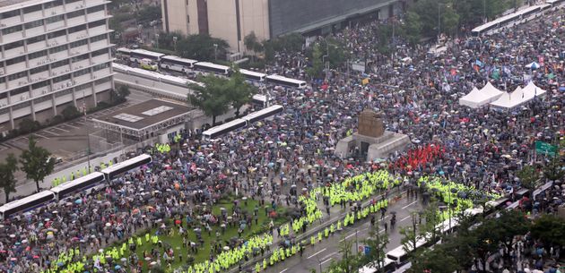 보수단체 회원들이 서울 종로구 광화문광장에서 집회를 하며 청와대로 행진하고 있다. 2020.8.15