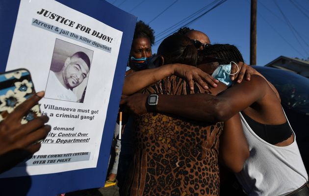 9월 1일 사망자 키지의 가족이 항의 집회 현장에서 다른 참가자들과 껴안고 슬퍼하는 모습.