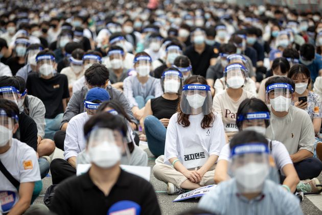 2020년 8월 07일 서울에서 수천 명의 의대생과 의사들이 정부의 의대 정원 확대 정책에 반대하 며시위를 벌이고 있다. 