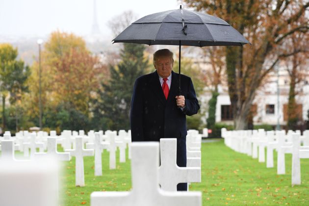 (자료사진) 도널드 트럼프 대통령이 프랑스 파리 외곽의 쉬렌 미군묘지를 참배하고 있다. 제1차 세계대전 종전 100주년 기념식을 위해 파리를 방문한 트럼프 대통령은 '비가 많이 와서' 헬기가 뜰 수 없다는 이유로 전날 엔마른 미국 공동묘지 방문 일정을 취소했었다. 2018년 11월11일.