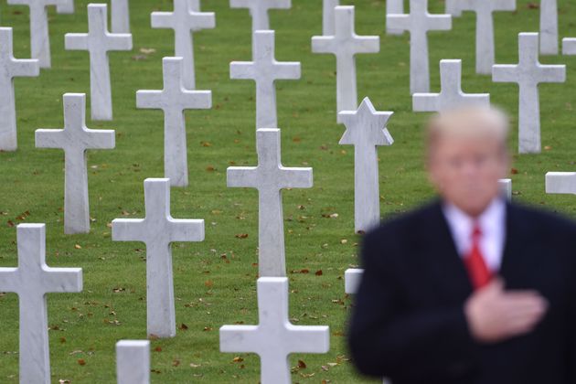 (자료사진) 도널드 트럼프 대통령이 프랑스 파리 외곽의 쉬렌 미군묘지를 참배하고 있다. 2018년 11월11일.