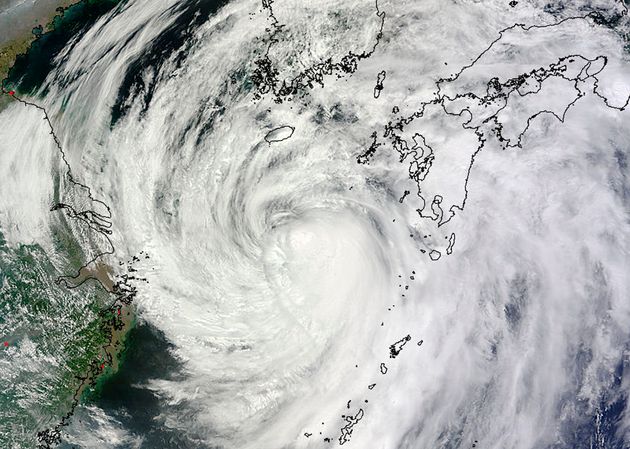 자료사진. 일본 오키나와 인근을 지나는 태풍의 모습.