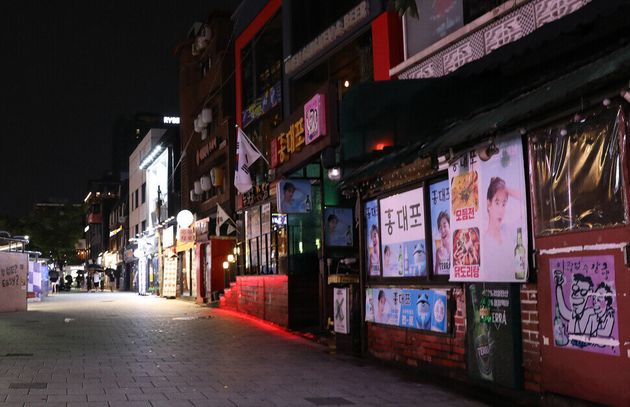 젊은이들로 북적였던 서울 마포구 홍대앞 거리는 상점도 대부분 문을 닫고 사람의 왕래도 없어 썰렁한 모습을 보이고 있다