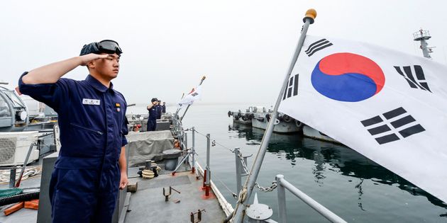 (자료 사진) 해군 1함대 고속정편대 장병들이 함상에서 국기에 대한 경례를 하고 있다.