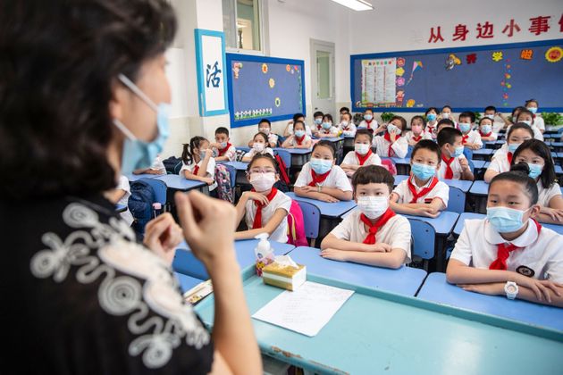 새 학기 첫 날, 초등학생들이 수업을 듣고 있다. 우한, 중국. 2020년 9월1일. 