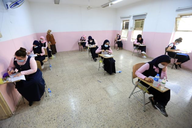 시험을 치르고 있는 학생들. 바그다드, 이라크. 2020년 9월1일. 