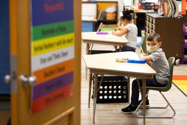 초등학교 1학년 학생들이 수업을 듣고 있다. 던모어, 펜실베이니아주, 미국. 2020년 8월27일.
