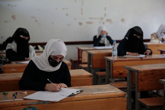 최종 시험을 치르고 있는 학생들. 사나, 예멘. 2020년 8월15일.