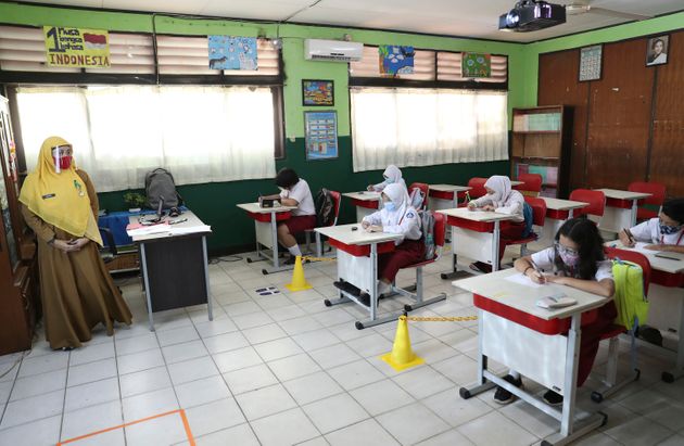 마스크 등으로 '무장'한 교사와 학생들. 자카르타, 인도네시아. 2020년 8월3일.
