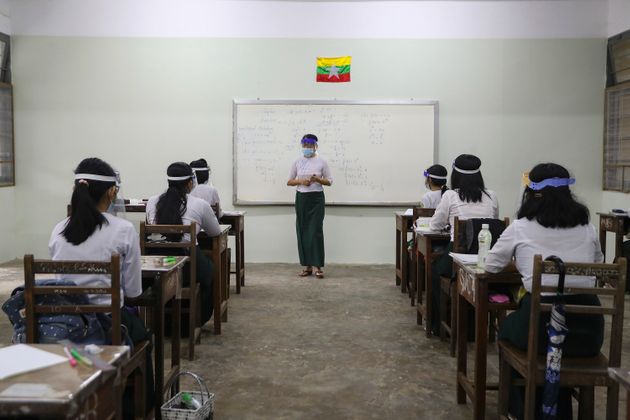 학생들과 교수 모두 마스크와 얼굴가리개를 착용한 채 수업을 듣고 있다. 양곤, 미얀마. 2020년 7월21일.