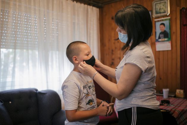 개학을 앞두고 자녀에게 마스크 착용법을 알려주고 있는 학부모의 모습. 믈라데노바츠, 세르비아. 2020년 9월1일.