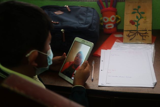 한 학생이 집에서 온라인으로 수업을 듣고 있다. 라호세피나, 에콰도르. 2020년 9월3일. 
