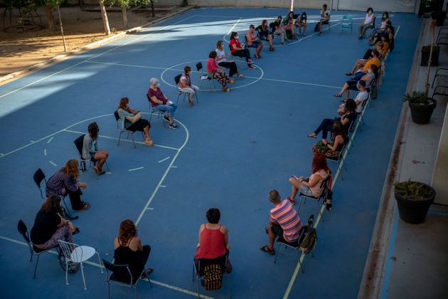 방학 이후 처음으로 다시 만난 교사들이 개학을 앞두고 코로나19 방역지침 등에 대한 회의를 하고 있다. 바르셀로나, 스페인. 2020년 9월1일.