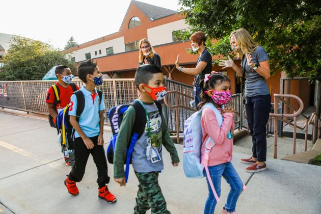 학교 개학 첫날, 교사들이 학생들을 반갑게 맞이하고 있다. 에이번, 콜로라도주, 미국. 2020년 8월25일.