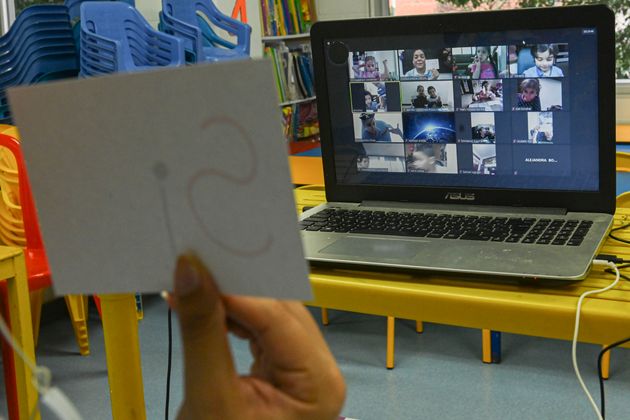 한 유치원 교사가 온라인으로 수업을 진행하고 있다. 메데진, 콜롬비아. 2020년 9월3일. 