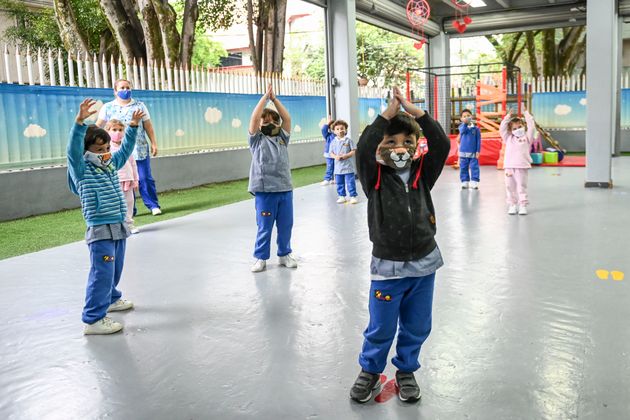 유치원 학생들이 체육 수업을 듣고 있다. 콜롬비아는 온라인 수업과 대면수업을 병행하고 있다. 메데진, 콜롬비아. 2020년 9월3일.
