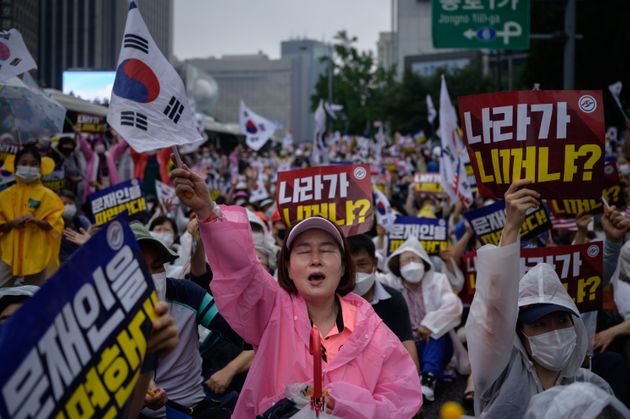 (자료 사진) 2020년 8월 15일 서울 광화문 일대에서 열린 집회에서 친미 보수 기독교 단체 회원들이 깃발을 흔들며 구호를 외치고 있다.