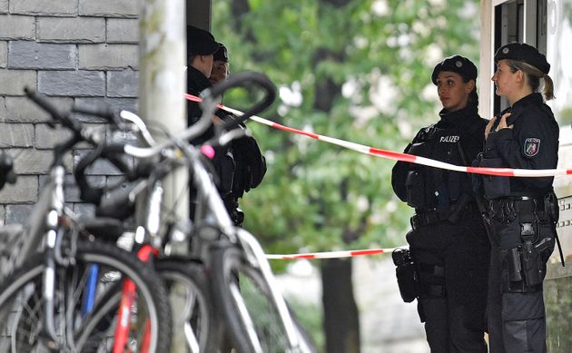 경찰이 사건 발생 장소인 독일 서부 졸링겐의 한 아파트 입구를 지키고 있다. 