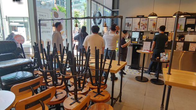 사회적 거리두기 2.5단계가 실시되면서 프랜차이즈형 커피전문점은 영업시간과 관계없이 포장·배달 주문만 가능하다. 지난 1일 오후 서울 종로구의 한 커피전문점 모습.