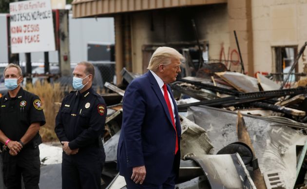도널드 트럼프 미국 대통령이 제이콥 블레이크에 대한 경찰의 과잉 총격에 항의하는 시위대에 의해 파괴된 상점들을 둘러보고 있다. 커노샤, 위스콘신주. 2020년 9월1일.