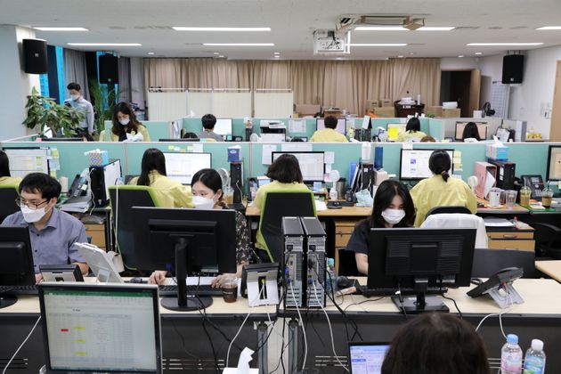 서울 성북구보건소에 마련된 코로나19 비상방역대책본부에서 직원들이 분주하게 업무를 하고 있다.