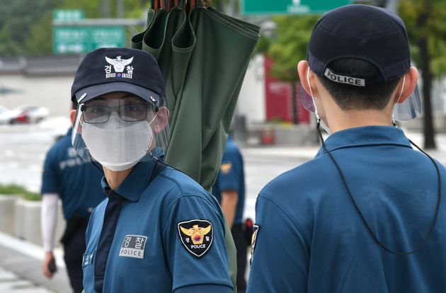 8월 31일 서울 광화문광장에서 근무 중인 경찰들이 마스크를 쓰고 있다.