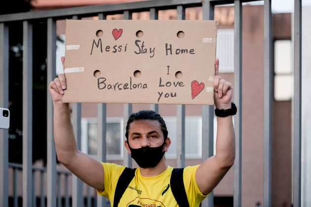 8월 26일 FC바르셀로나 팬이 캄프누에서 메시와 계약 해지를 진행하는 구단에 항의하는 피켓을 들고 있다.