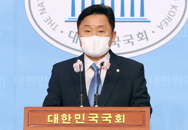 최인호 더불어민주당 수석대변인이 6일 오후 서울 여의도 국회 소통관에서 고위당정협의회 결과를 밝히고 있다.