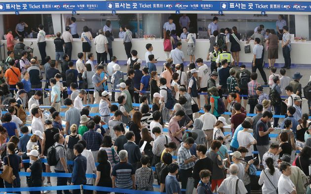 (자료사진) 2016년 추석을 맞아 고향으로 향하는 사람들로 북적이는 서울역의 모습.