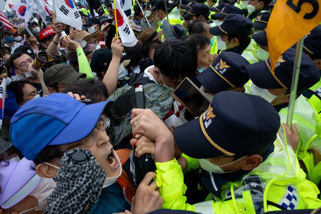 사진은 지난 8월15일 서울 광화문에서 열린 보수단체 집회에서 참석자들이 경찰과 대치하고 있는 모습. 