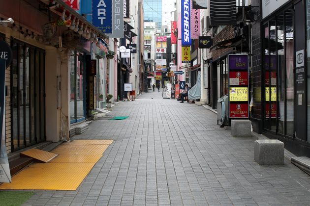 신종 코로나바이러스 감염증(코로나19) 방역 강화를 위한 사회적 거리두기 2.5단계 조치가 1주일 연장된 가운데 6일 서울 중구 명동 거리가 한산한 모습을 보이고 있다.