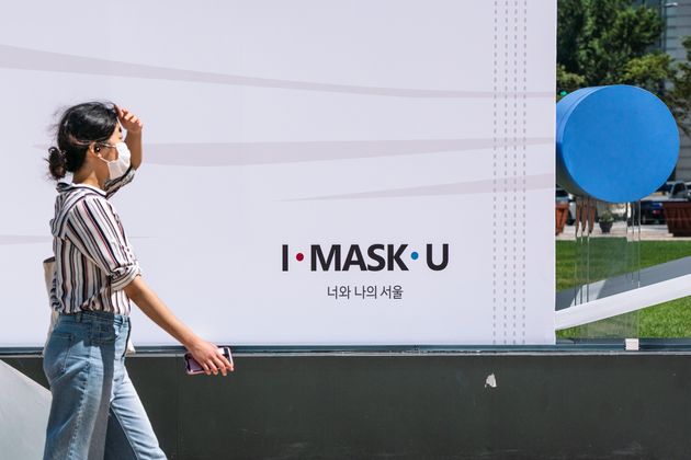 한 시민이 서울시청 앞에 설치된 마스크 착용 권고 조형물 앞을 지나가고 있다. 2020년 9월4일. 